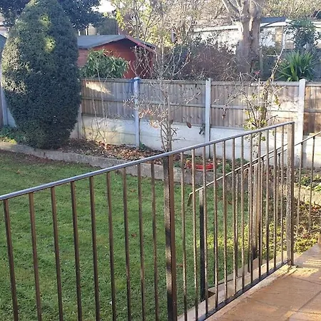 Holiday home Luxury London House Sleeps X 16, Free Parking, Free Wifi, Garden Patio, Close To Tube Line Easy Access To London Ilford