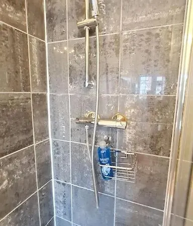 Luxury London House Sleeps X 16, Free Parking, Free Wifi, Garden Patio, Close To Tube Line Easy Access To London Holiday home Ilford