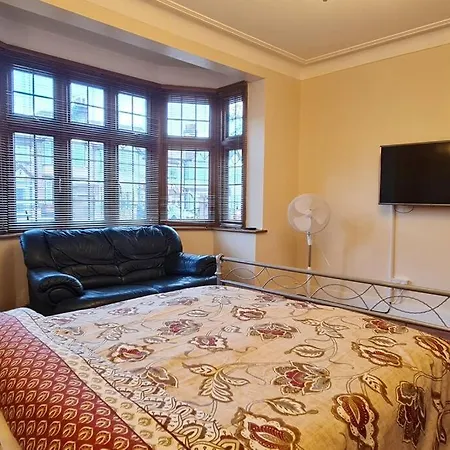 Luxury London House Sleeps X 16, Free Parking, Free Wifi, Garden Patio, Close To Tube Line Easy Access To London Holiday home *