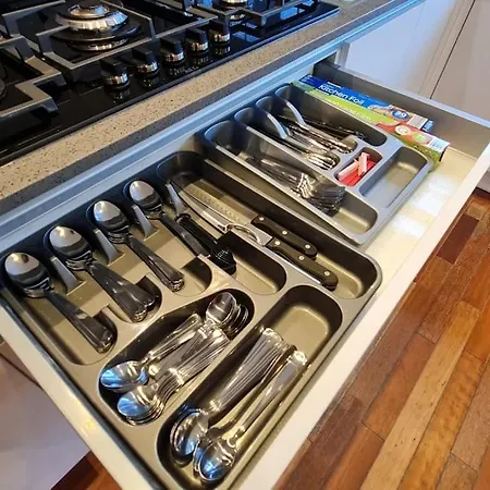 Holiday home Luxury London House Sleeps X 16, Free Parking, Free Wifi, Garden Patio, Close To Tube Line Easy Access To London *