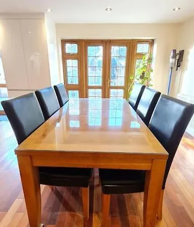 Luxury London House Sleeps X 16, Free Parking, Free Wifi, Garden Patio, Close To Tube Line Easy Access To London *