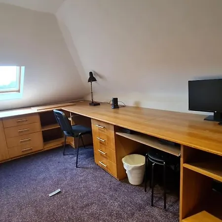 Holiday home Luxury London House Sleeps X 16, Free Parking, Free Wifi, Garden Patio, Close To Tube Line Easy Access To London *