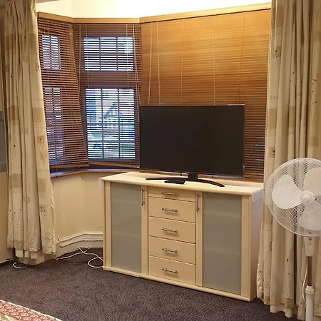 Luxury London House Sleeps X 16, Free Parking, Free Wifi, Garden Patio, Close To Tube Line Easy Access To London
