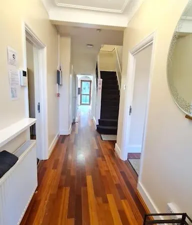 Holiday home Luxury London House Sleeps X 16, Free Parking, Free Wifi, Garden Patio, Close To Tube Line Easy Access To London Ilford