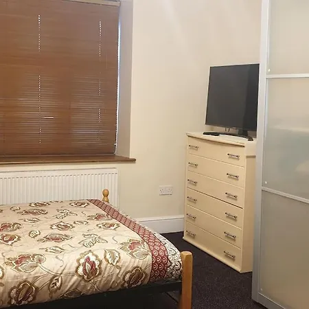 Luxury London House Sleeps X 16, Free Parking, Free Wifi, Garden Patio, Close To Tube Line Easy Access To London * Ilford
