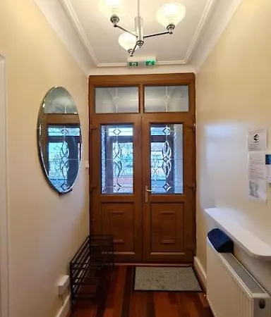 Luxury London House Sleeps X 16, Free Parking, Free Wifi, Garden Patio, Close To Tube Line Easy Access To London * Ilford