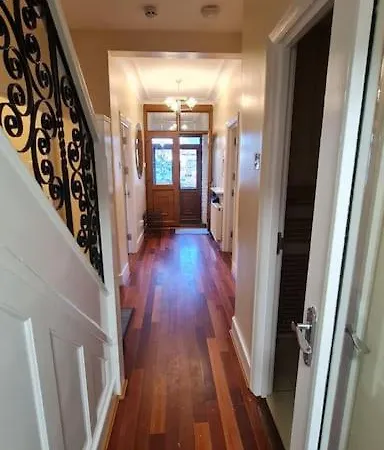 Holiday home Luxury London House Sleeps X 16, Free Parking, Free Wifi, Garden Patio, Close To Tube Line Easy Access To London