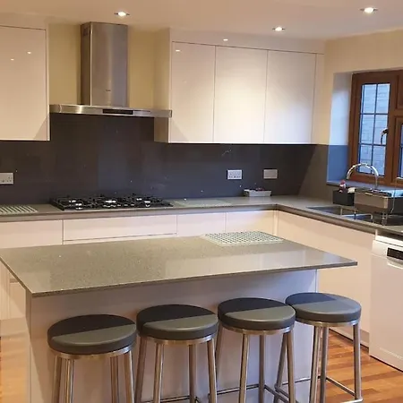 Luxury London House Sleeps X 16, Free Parking, Free Wifi, Garden Patio, Close To Tube Line Easy Access To London Holiday home