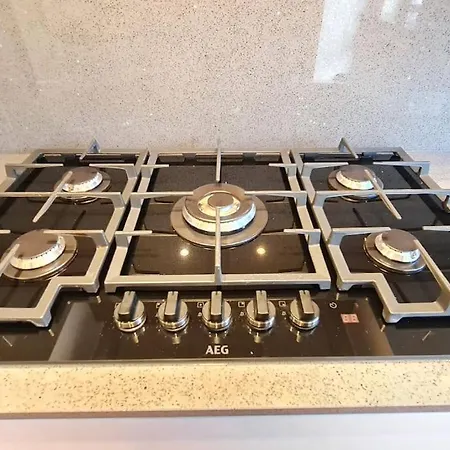 Holiday home Luxury London House Sleeps X 16, Free Parking, Free Wifi, Garden Patio, Close To Tube Line Easy Access To London Ilford