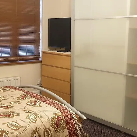 Holiday home Luxury London House Sleeps X 16, Free Parking, Free Wifi, Garden Patio, Close To Tube Line Easy Access To London *
