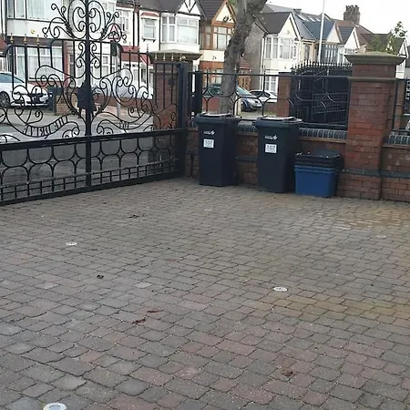 Holiday home Luxury London House Sleeps X 16, Free Parking, Free Wifi, Garden Patio, Close To Tube Line Easy Access To London *