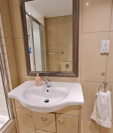 Luxury London House Sleeps X 16, Free Parking, Free Wifi, Garden Patio, Close To Tube Line Easy Access To London