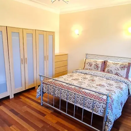 Luxury London House Sleeps X 16, Free Parking, Free Wifi, Garden Patio, Close To Tube Line Easy Access To London Ilford
