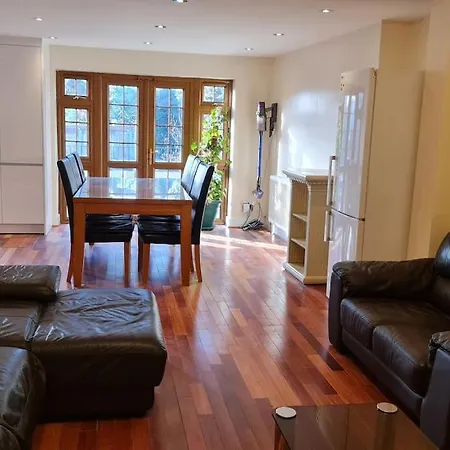 Luxury London House Sleeps X 16, Free Parking, Free Wifi, Garden Patio, Close To Tube Line Easy Access To London *