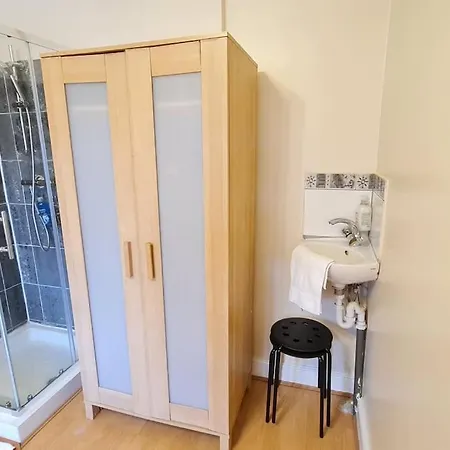 Luxury London House Sleeps X 16, Free Parking, Free Wifi, Garden Patio, Close To Tube Line Easy Access To London Holiday home Ilford