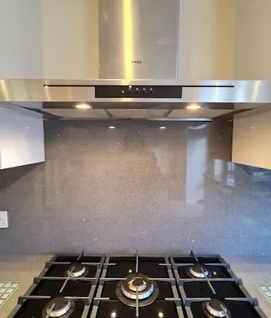 Luxury London House Sleeps X 16, Free Parking, Free Wifi, Garden Patio, Close To Tube Line Easy Access To London Holiday home *