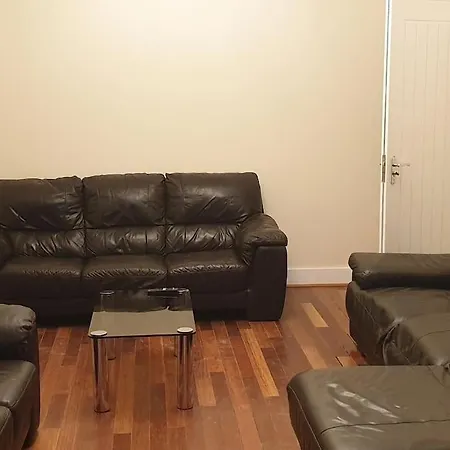 Holiday home Luxury London House Sleeps X 16, Free Parking, Free Wifi, Garden Patio, Close To Tube Line Easy Access To London