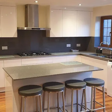 Luxury London House Sleeps X 16, Free Parking, Free Wifi, Garden Patio, Close To Tube Line Easy Access To London Holiday home Ilford