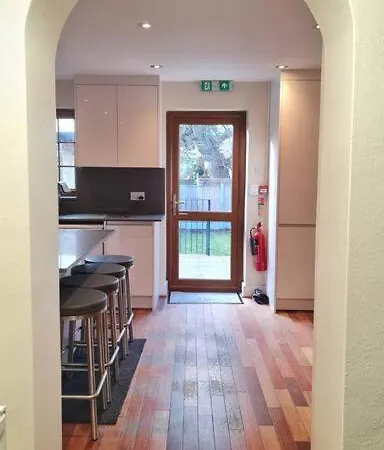 Holiday home Luxury London House Sleeps X 16, Free Parking, Free Wifi, Garden Patio, Close To Tube Line Easy Access To London *