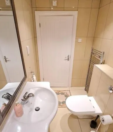 Luxury London House Sleeps X 16, Free Parking, Free Wifi, Garden Patio, Close To Tube Line Easy Access To London Holiday home *