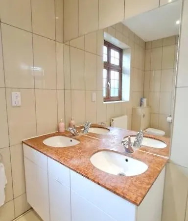 Holiday home Luxury London House Sleeps X 16, Free Parking, Free Wifi, Garden Patio, Close To Tube Line Easy Access To London Ilford