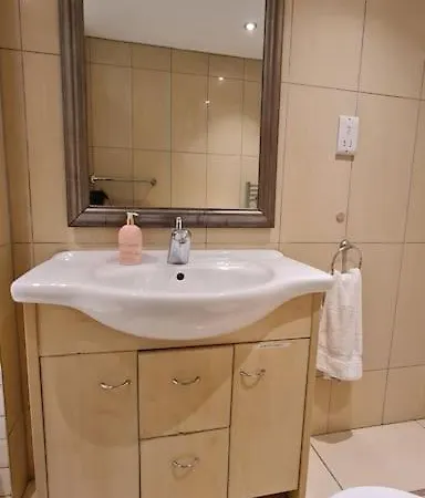 Luxury London House Sleeps X 16, Free Parking, Free Wifi, Garden Patio, Close To Tube Line Easy Access To London Ilford