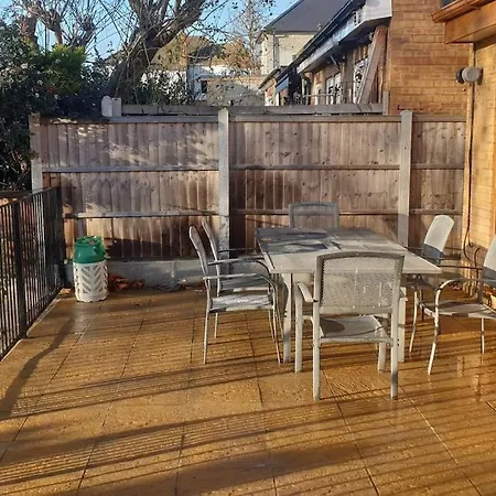 Luxury London House Sleeps X 16, Free Parking, Free Wifi, Garden Patio, Close To Tube Line Easy Access To London Holiday home