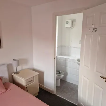 Family 2 Bedrooms Flat Apartment London