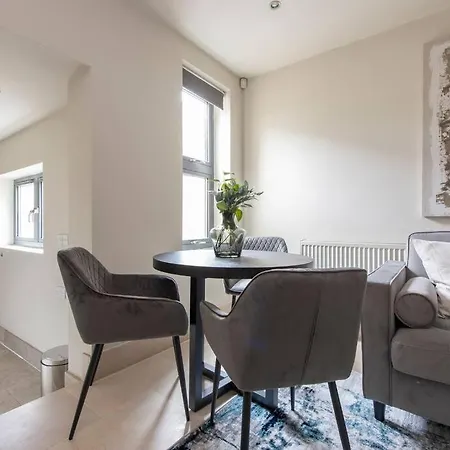 Elegant 1-br Retreat In Centre Ilford