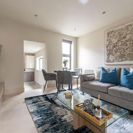 Elegant 1-br Retreat In Centre Apartment *