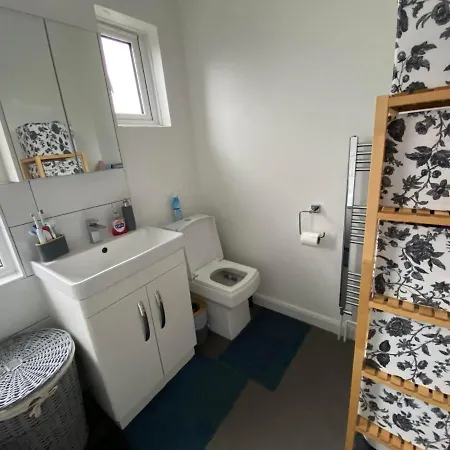 Double Bedroom In Sudbury Hill Wembley - 10 Mins From Wembley Stadium 게스트하우스 *