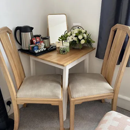 게스트하우스 Double Bedroom In Sudbury Hill Wembley - 10 Mins From Wembley Stadium Harrow on the Hill