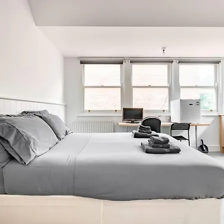 Finchley Road 13 * London