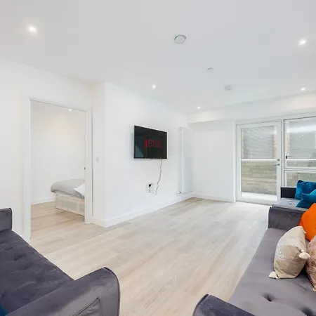 2&3 Bedrooms Near Excel - Modern Spacious For Larger Groups *