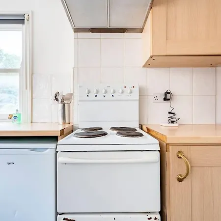 Finchley Road 13 * London