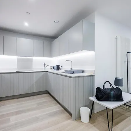 2&3 Bedrooms Near Excel - Modern Spacious For Larger Groups London