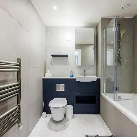 2&3 Bedrooms Near Excel - Modern Spacious For Larger Groups Apartment London