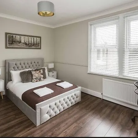 Elegant 5 Bed House With Parking- Photo Id Required * Croydon