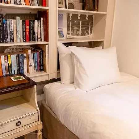 Holiday home Character In Historic Hampstead London