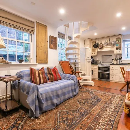Character In Historic Hampstead Holiday home *