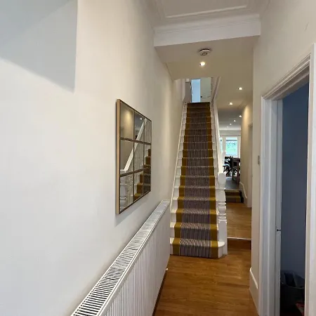 4 Bed House 10 Min Walk To Tube London