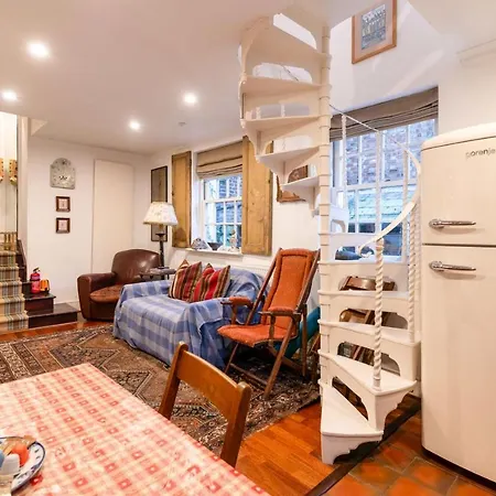 Character In Historic Hampstead Holiday home *
