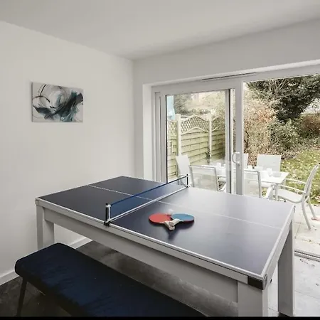 Elegant 5 Bed House With Parking- Photo Id Required *