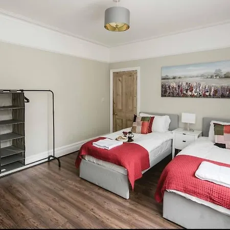 Elegant 5 Bed House With Parking- Photo Id Required Apartment *