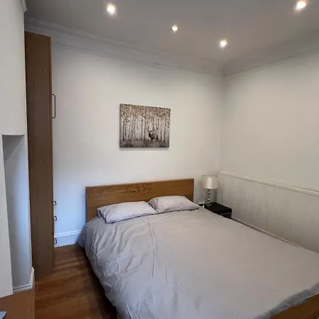 4 Bed House 10 Min Walk To Tube Holiday home London