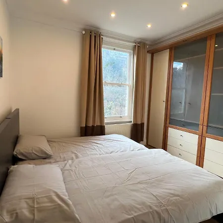 4 Bed House 10 Min Walk To Tube Holiday home *