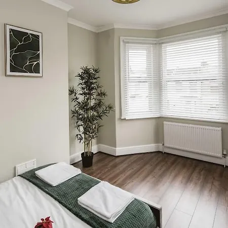 Elegant 5 Bed House With Parking- Photo Id Required