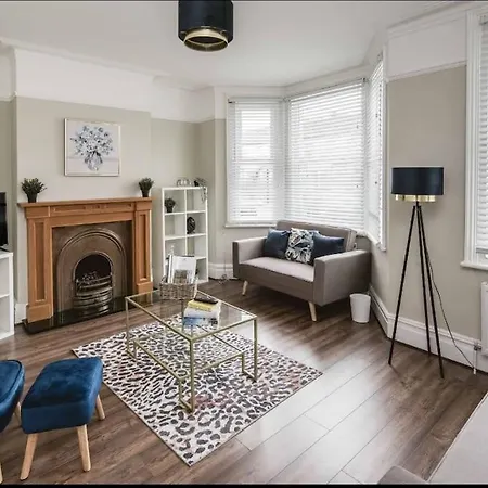Elegant 5 Bed House With Parking- Photo Id Required Croydon