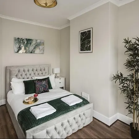 Apartment Elegant 5 Bed House With Parking- Photo Id Required