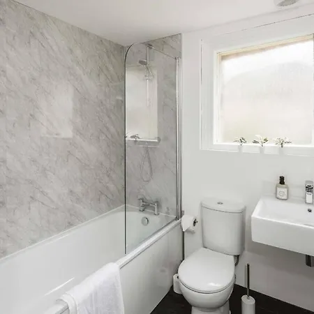 Elegant 5 Bed House With Parking- Photo Id Required Apartment